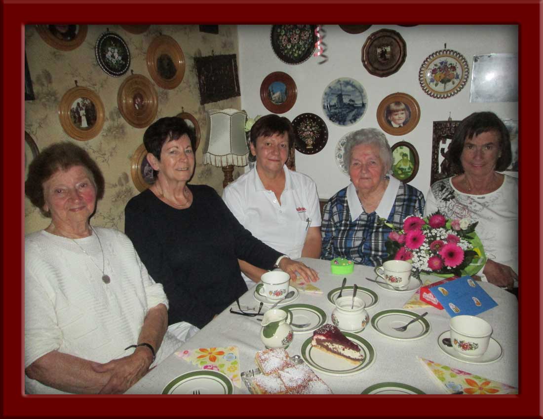 (v.l.)  Leopoldine Haider (Schwester von Maria Leitner), GR Monika Kahlfuss, Adelheid Horvath (Sozialstation), Maria Leitner, GR Helga Eckel